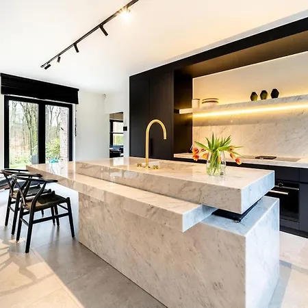 Luxurious 4br In *